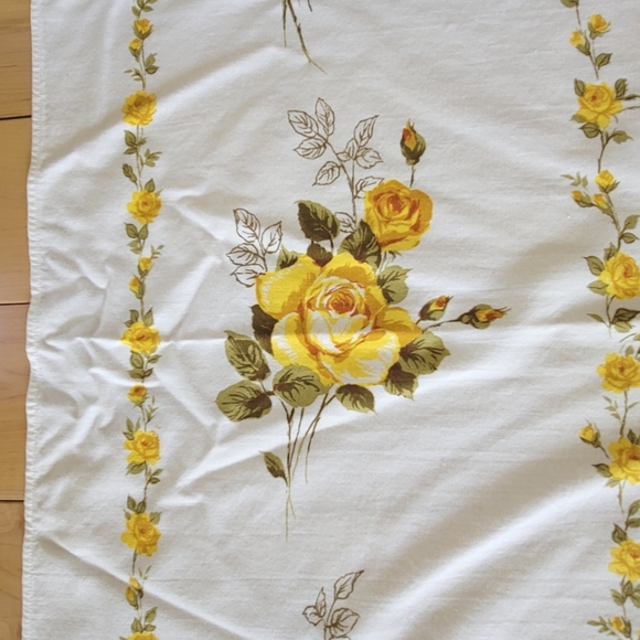 Vintage Tablecloth Yellow Cabbage Roses Cotton 63 in x 52 in - Picture 6 of 7